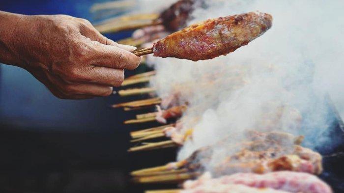 Sajian sate buntel di warung Sate Kambing Mbok Galak Solo. 