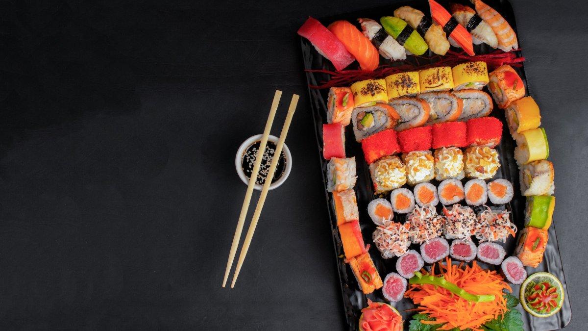 Sajian sushi khas Jepang