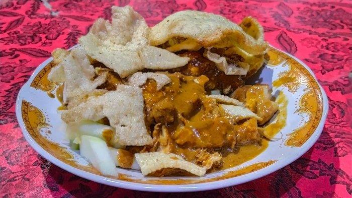 Sajian tahu tek khas Jawa Timur yang cocok untuk menu makan malam enak, Selasa (23/8/2022).