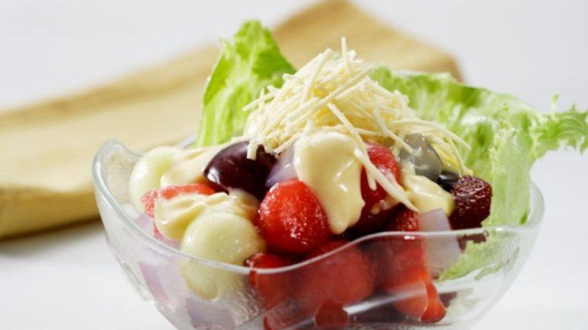 Salad buah keju