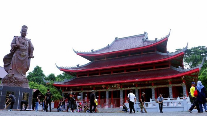 Kelenteng Sam Poo Kong yang berada di Kota Semarang memang menawarkan suasana mirip di Negeri Tirai Bambu, Cina.