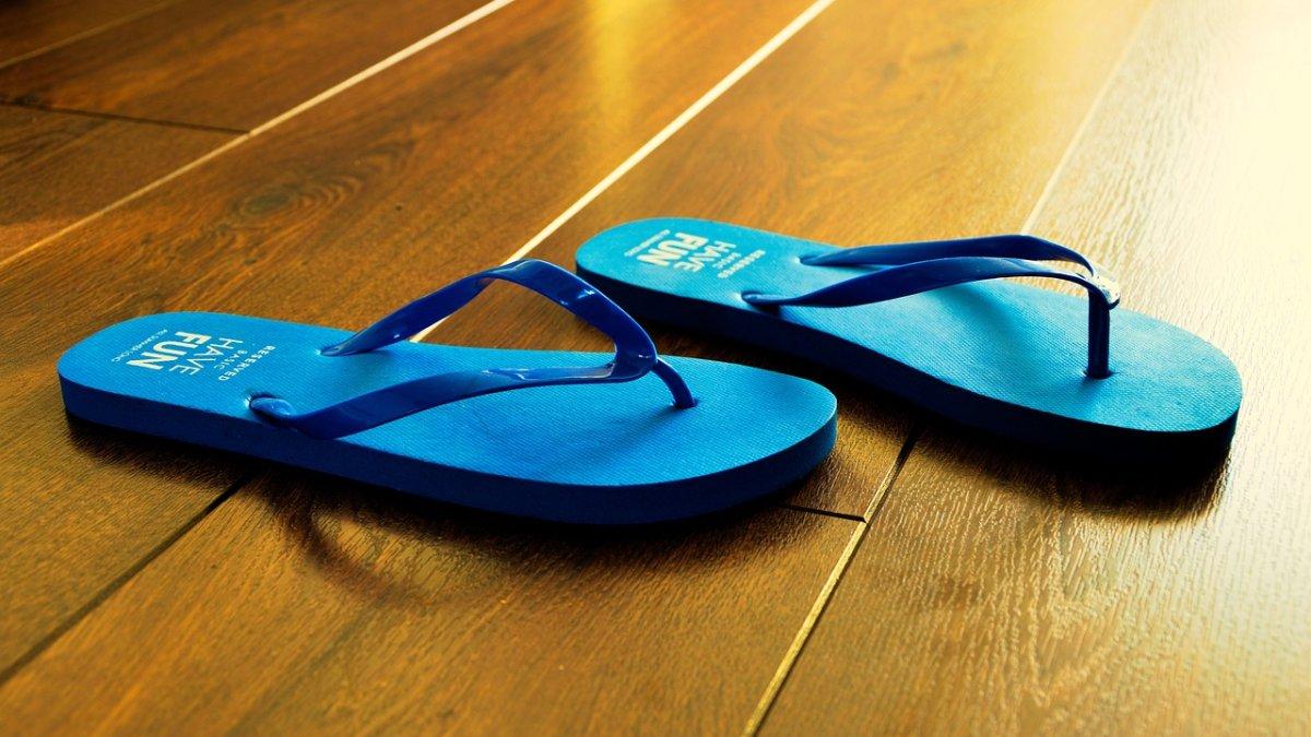 Ilustrasi sandal kepit.