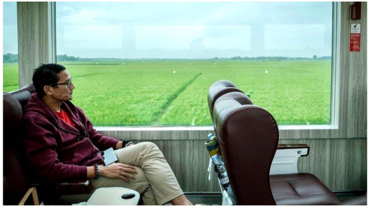 Sandiaga Uno naik Kereta Panoramic berlatar belakang pemandangan yang indah.