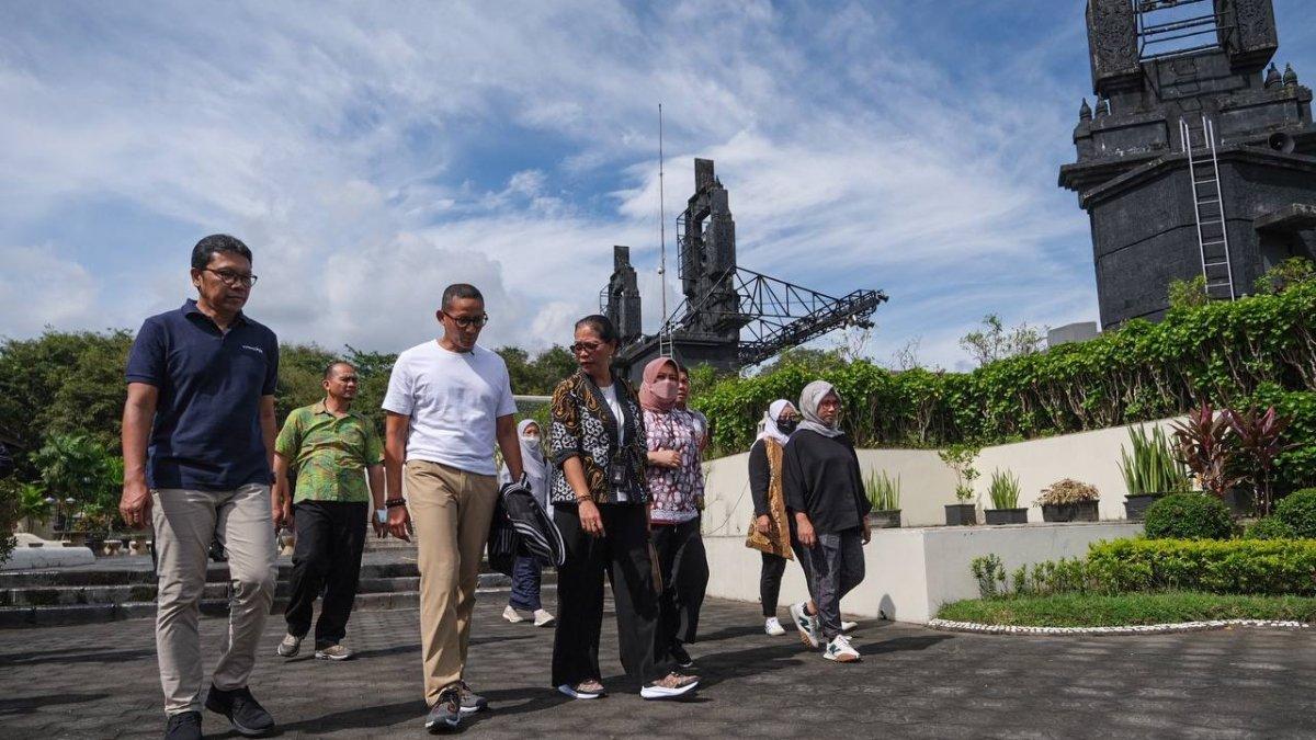 Sandiaga Uno melakukan peninjauan langsung ke Candi Prambanan yang bakal menjadi lokasi Opening Ceremony ASEAN Tourism Forum 2023, Minggu (8/1/2023).