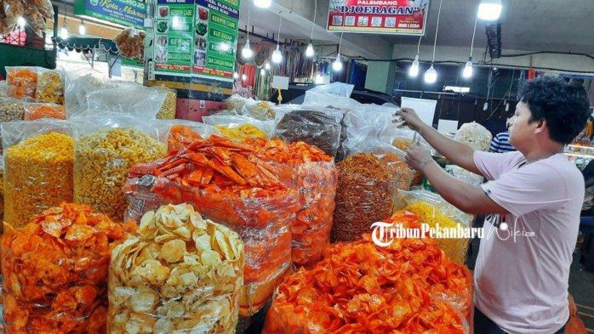 Ilustrasi berbagai macam sanjai, olahan keripik singkong yang jadi oleh-oleh khas Padang.