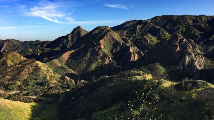 Ilustrasi pegunungan terpencil. Baru-baru ini, perusahaan asal Tiongkok diduga memindahkan kantornya ke sebuah pegunungan terpencil untuk memaksa para karyawannya berhenti dan menghindari pembayaran kompensasi.