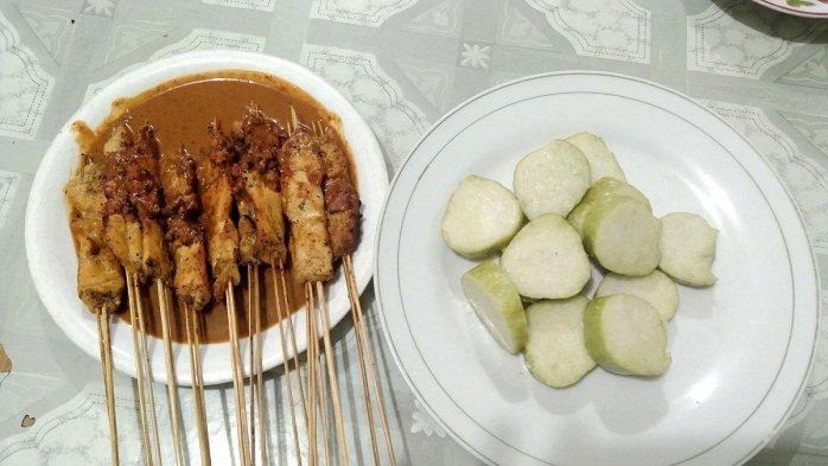 Sate Ayam Martawi disajikan menggunakan dua tusukan di setiap lonjor satai. Warung Sate Ayam Martawi di antaranya ada di Jalan S Parman Cilacap.
