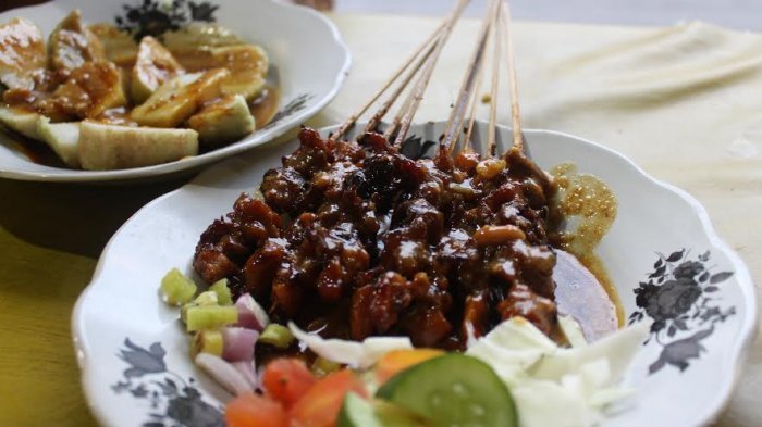 Seporsi sate kelinci dengan bumbu kecap dan sambal kacang