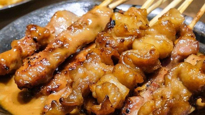 Sajian sate di Sate Khas Senayan, rekomendasi tempat makan enak di Jakarta Selatan.