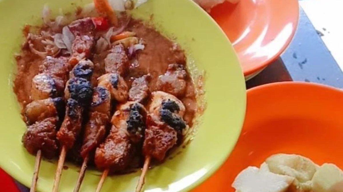 Sate Klopo Ondomohen, kuliner malam di Surabaya.