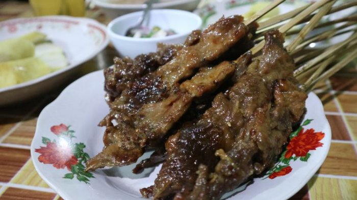 Sate sapi yang di marinate bumbu rempah bercampur gula aren khas di Sate Pak Kempleng bu Hartini, Ungaran, Kabupaten Semarang, Jumat (20/7/2018)