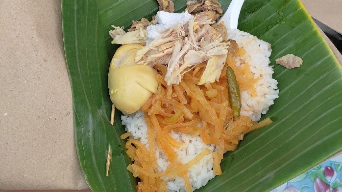 Satu porsi sajian Nasi Liwet Bu Sukini, tempat sarapan enak di Solo yang sudah legendaris sejak puluhan tahun.