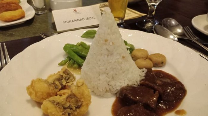 Satu set hidangan utama khas Keraton Yogyakarta di Restoran Bale Raos, di kawasan Keraton Kasunanan Yogyakarta, Sabtu (12/3/2018).