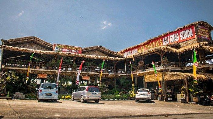 Saung Pengkolan, tempat makan siang enak di Lembang, Bandung dengan menu makanan khas Sunda.