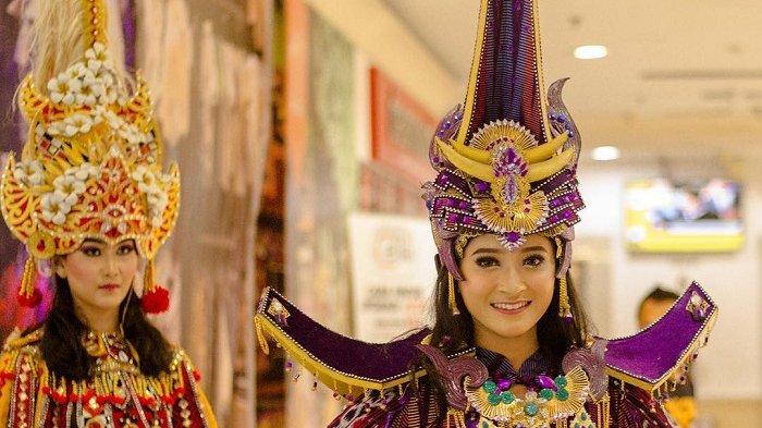 Kostum delegasi negara Asia Tenggara di Solo Batik Carnival 2019.
