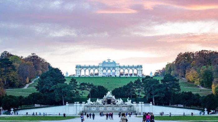 Schönbrunn Park and Palace di Vienna, Austria.