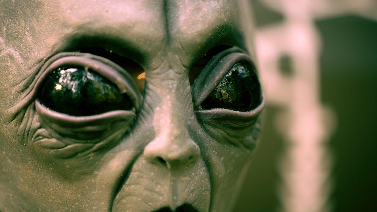 Ilustrasi alien. Mumi berusia 1.000 tahun yang diduga alien ditampilkan pada sidang kongres di Meksiko pada September 2024.