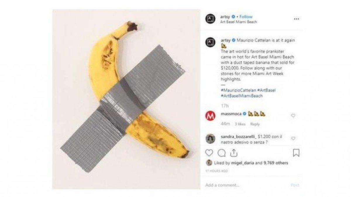 Sebuah pisang dilakban karya Maurizio Cattelan yang dimakan oleh pengunjung