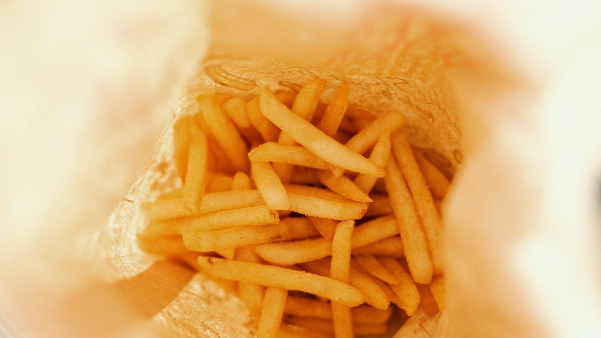 Sebungkus kentang goreng McDonalds.