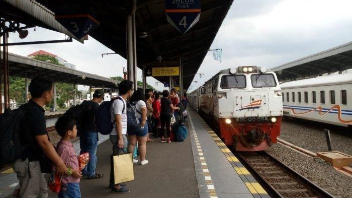 Sejumlah calon penumpang menunggu kedatangan kereta api di Stasiun Cirebon, beberapa waktu lalu.