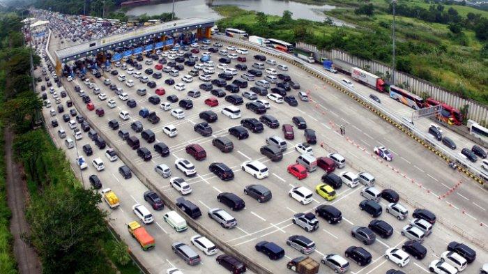 Sejumlah kendaraan pemudik memadati Gerbang Tol Cikampek Utama, Jawa Barat, Kamis (28/4/2022). Memasuki puncak mudik Lebaran 2022 lalu lintas sepanjang tol Jakarta-Cikampek hingga Cikopo-Palimanan (Cipali) menunjukkan peningkatan. Tampak foto udara menunjukan peningkatan volume kendaraan dari Jakarta menuju tol Trans Jawa.