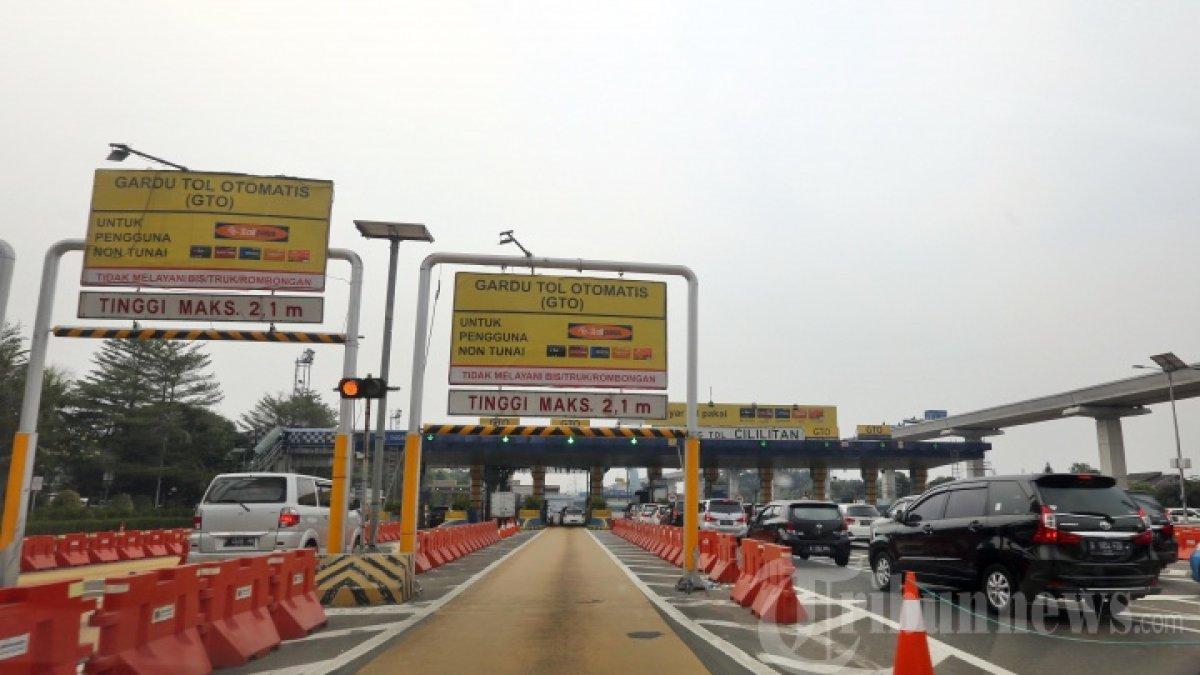 Sejumlah kendaraan roda empat antre di Gerbang Tol Cililitan, Tol Jagorawi, Jakarta Timur