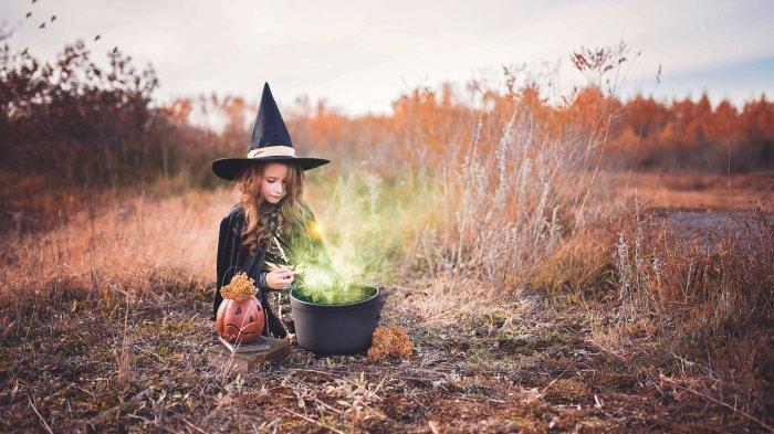 Seorang anak perempuan yang mengenakan kostum Halloween