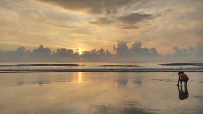 Seorang anak yang bermain di Pantai Seminyak, Bali