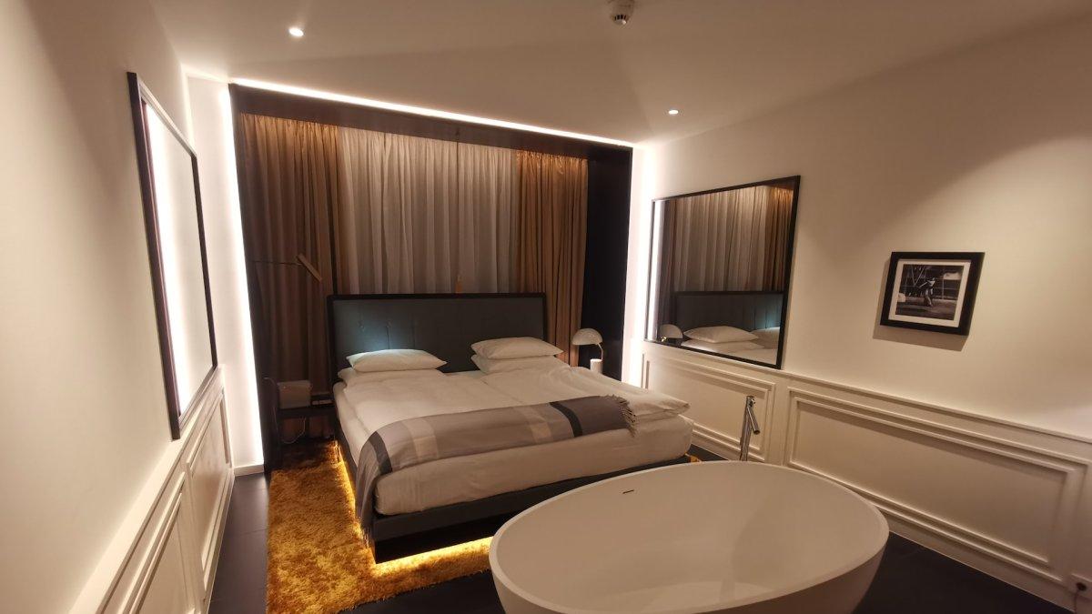 Ilustrasi suasana di kamar hotel