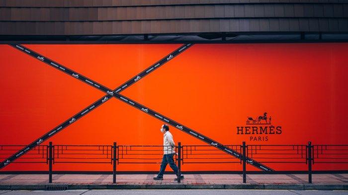Seorang pria berjalan di dekat toko Hermes. Viral salah satu pewaris Hermes akan mewariskan harta kekayaan senilai Rp 172 triliun kepada tukang kebun pribadinya.