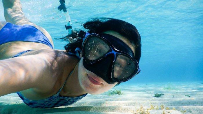 Seorang wanita snorkeling di Koh Phi Phi