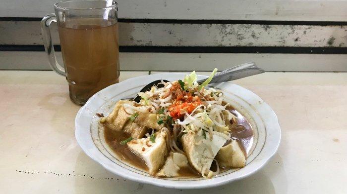 Seporsi kupat tahu dan jahe hanget di Warung Kupat Tahu Pojok Magelang (13/7/2019)