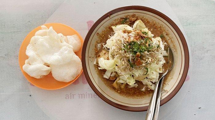 Seporsi Kupat Tahu Pak Pangat di Magelang, Senin (19/9/2022). Kupat Tahu Pak Pangat telah buka sejak 1989 dan selalu ramai pembeli.