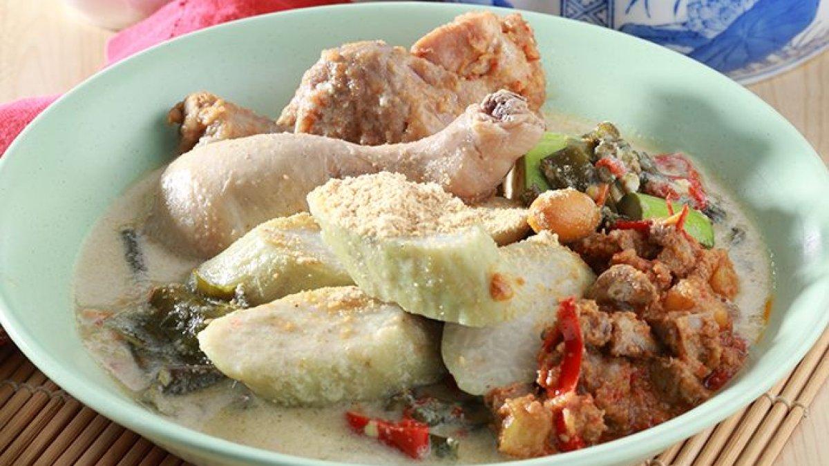 Seporsi lontong cap go meh.