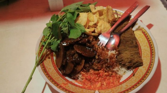 Seporsi nasi uduk semur jengkol dengan empal goreng di Warung Nasi Uduk Bang Udin Kawasan Rawa Belong, Palmerah, Jakarta, Kamis (18/5/2017). Nasi uduk semur jengkol Bang Udin telah hadir sejak tahun 1986.