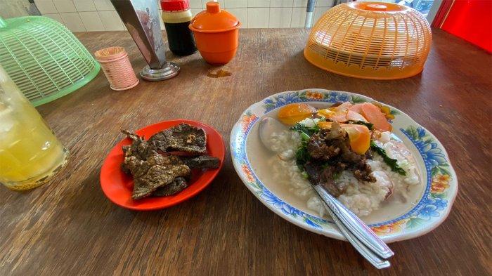 Sop Senerek Pak Parto berisi nasi, senerek (kacang merah), bayam, wortel, dan irisan daging sapi.