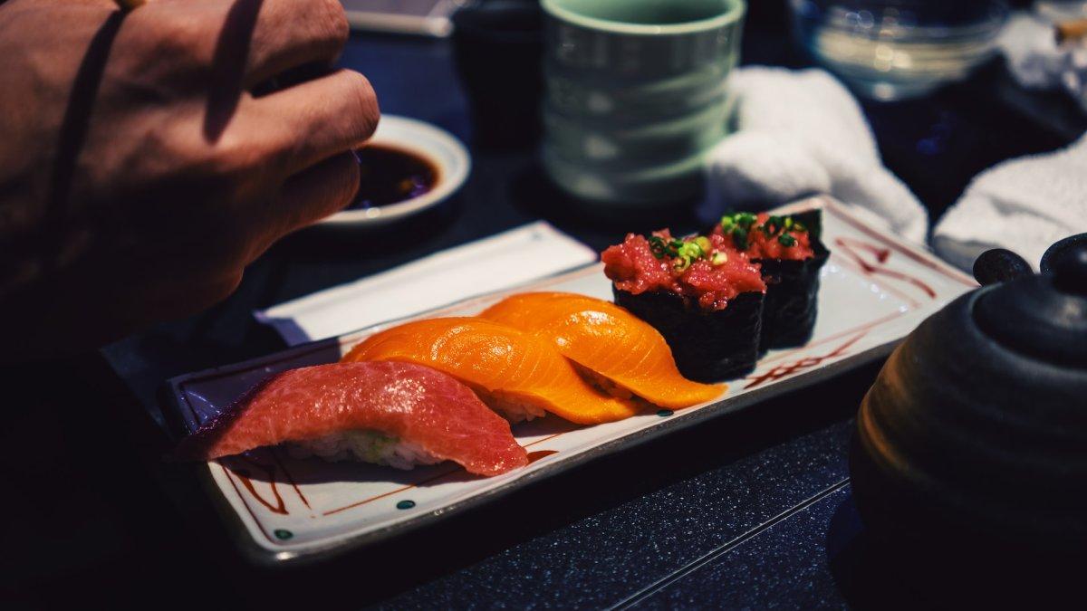 Seporsi sushi, kuliner khas Jepang