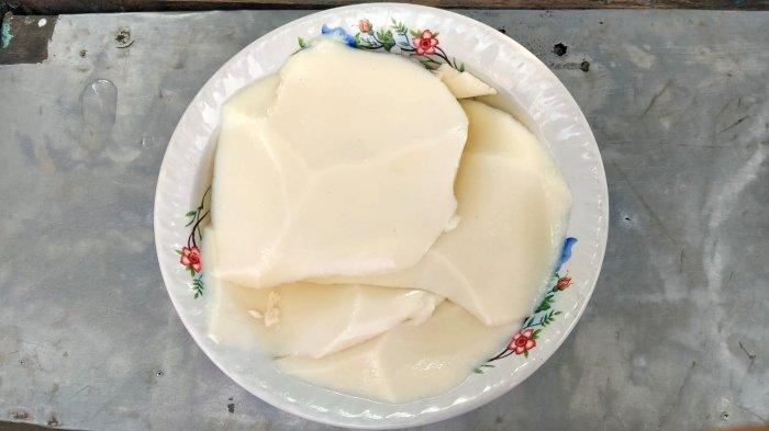 Seporsi Tahok Pak Citro yang berisi sari kacang kedelai dan kuah rempah jahe. Lokasi Tahok Pak Citro berada di Kecamatan Jebres, Kota Surakarta, Jawa Tengah, Rabu (31/8/2022).