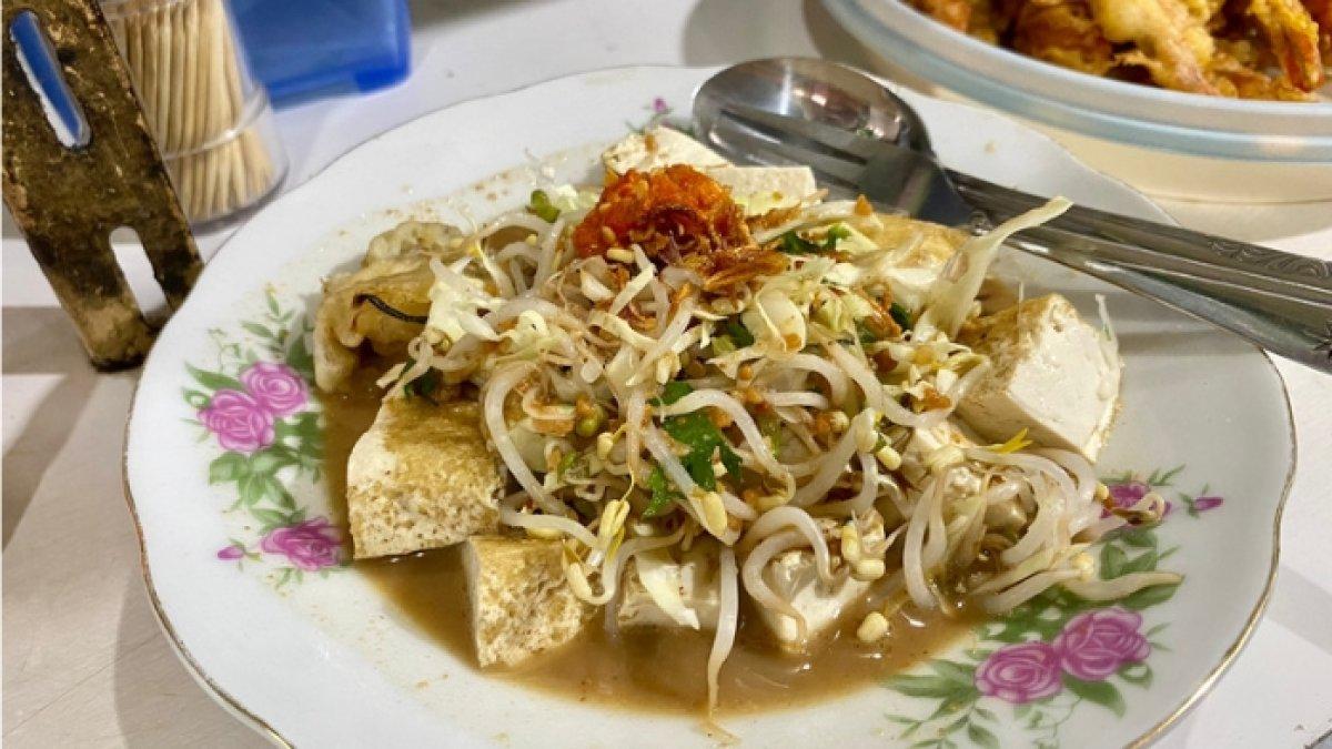 Seporsi Tahu Pojok dengan isian ketupat, tahu, bakwan, kol, dan tauge, Rabu (4/1/2023).