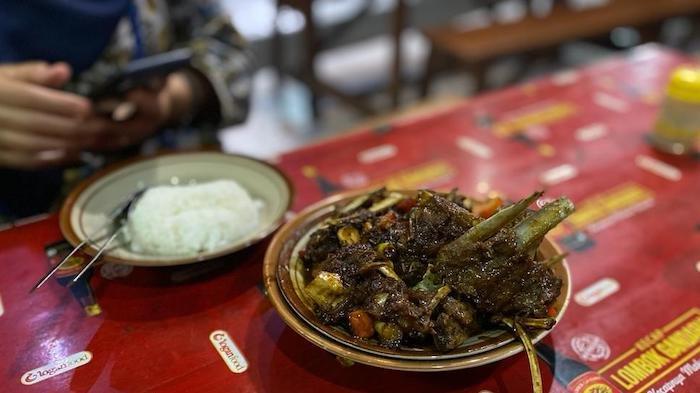 Seporsi tengkleng rica di warung Sate Kambing Pak Manto, Solo, Jawa Tengah, Kamis (6/1/2022).