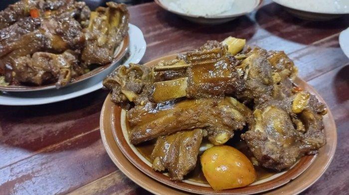 Seporsi tengkleng rica warung Sate Kambing Pak Manto yang berpusat di Solo, Jawa Tengah.