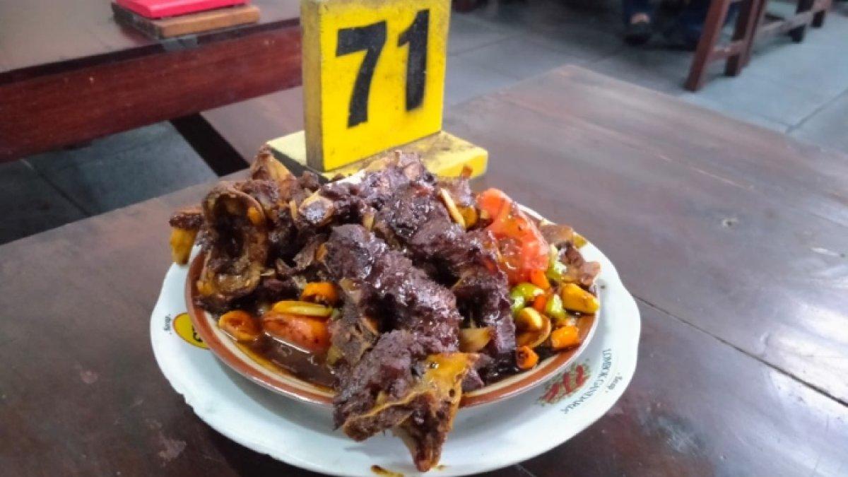Sate Kambing Pak Manto, satu tengkleng di Solo Jawa Tengah buat sarapan enak dan mengenyangkan.