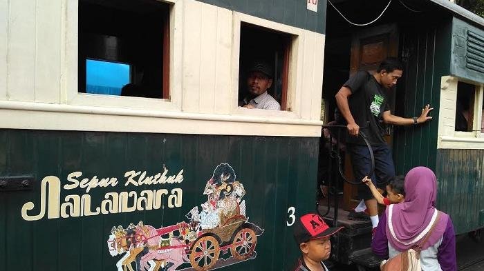 Dokumentasi warga menaiki Sepur Kluthuk Jaladara, di Solo, Minggu (13/11/2016) pagi.