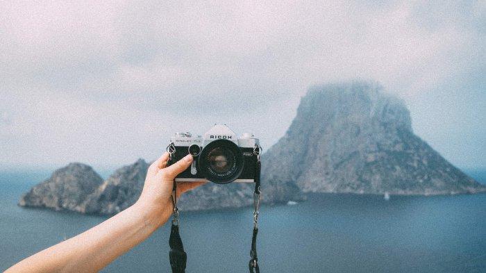 seseorang yang melakukan foto selfie