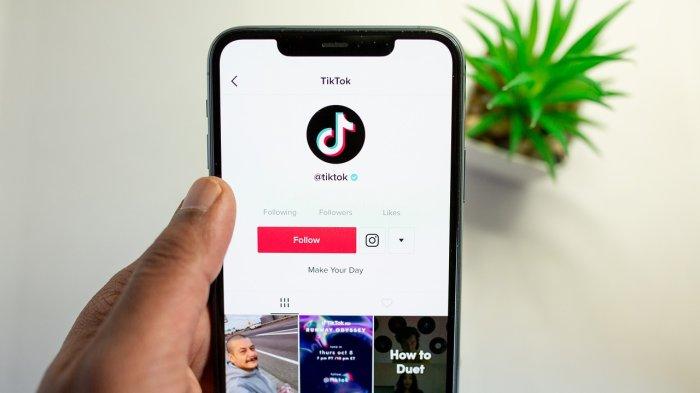 Ilustrasi aplikasi TikTok yang dibuka melalui ponsel.