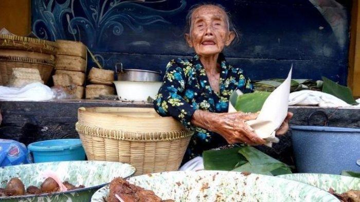 Setya Utomo atau dikenal mbah Lindu saat berjualan Gudeg di jalan Sosrowijayan Kota Yogyakarta