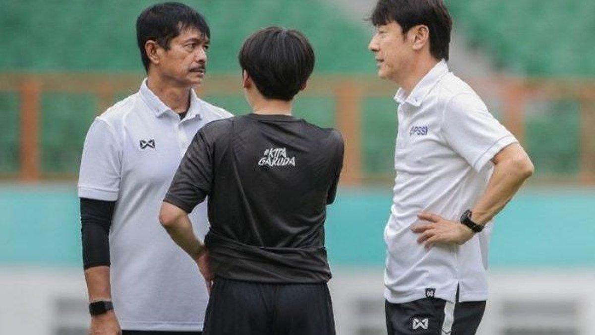 Pelatih sekaligus manajer timnas Indonesia, Shin Tae-yong, berunding dengan Indra Sjafri saat memimpin latihan timnas U-19 Indonesia.