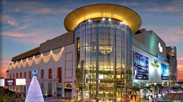 Siam Paragon, satu tempat belanja terbaik di Bangkok Thailand buat berburu oleh-oleh.
