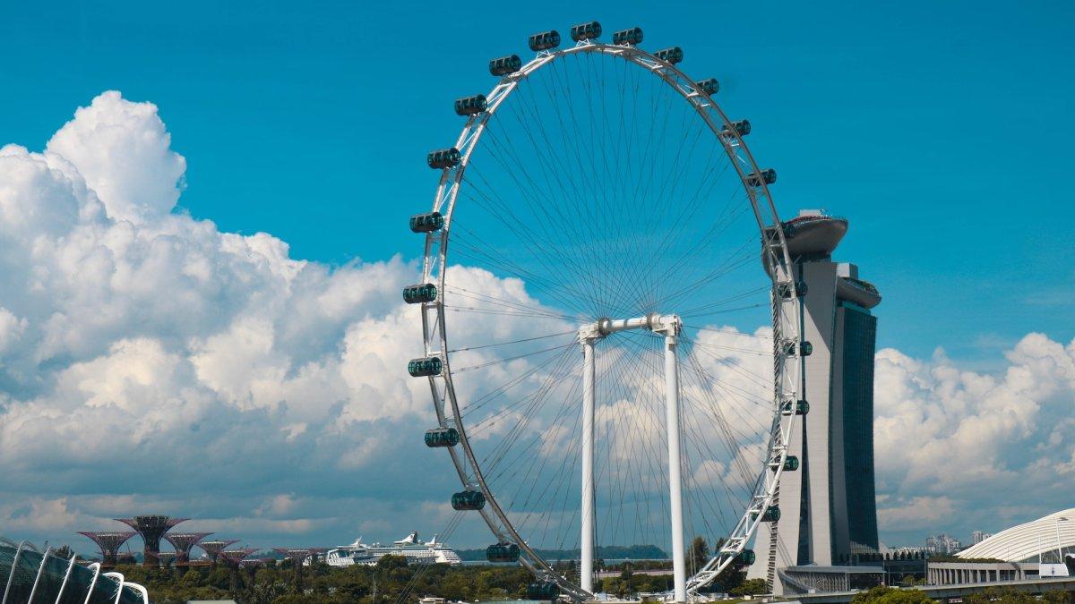 Singapore Flyer, satu tempat wisata di Singapura yang bisa kamu kunjungi bareng anak saat libur sekolah.
