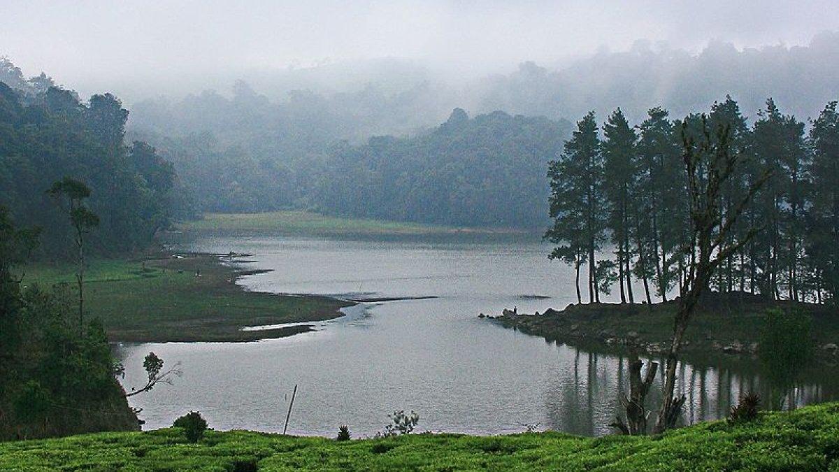 Situ Patenggang di penuhi kabut pagi hari.